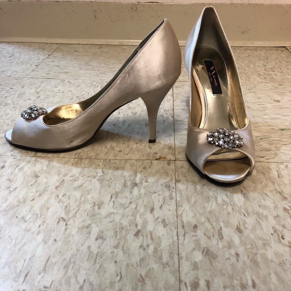 Nina size 9 champagne heels